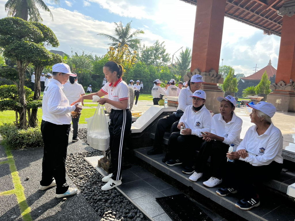 Semangat Warga Lansia Banjar Pendem Ikuti Kegiatan Posyandu Lansia